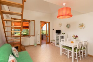 Apartment, Balcony, Courtyard View | Living area