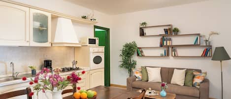 Apartment, Terrasse, Blick auf den Innenhof | Innenbereich