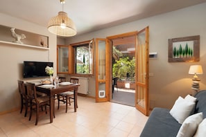 Appartement, patio, vue cour intérieure | Coin séjour