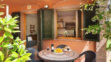 Apartment, Patio, Courtyard View | Outdoor dining