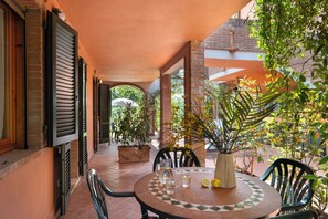 Outdoor dining - Calanchi Apartments (Sughera)