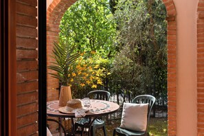 Departamento, patio, vista al jardín | Restaurante al aire libre