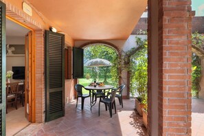 Apartamento, patio, vistas al patio | Restaurante al aire libre