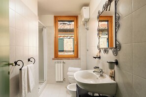 Departamento, balcón, vista a la alberca | Baño | Regadera, toallas, papel de baño
