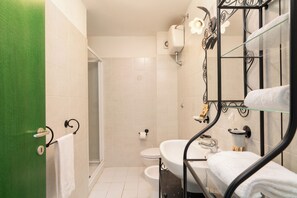 Shower, towels, toilet paper - Calanchi Apartments (Sughera)