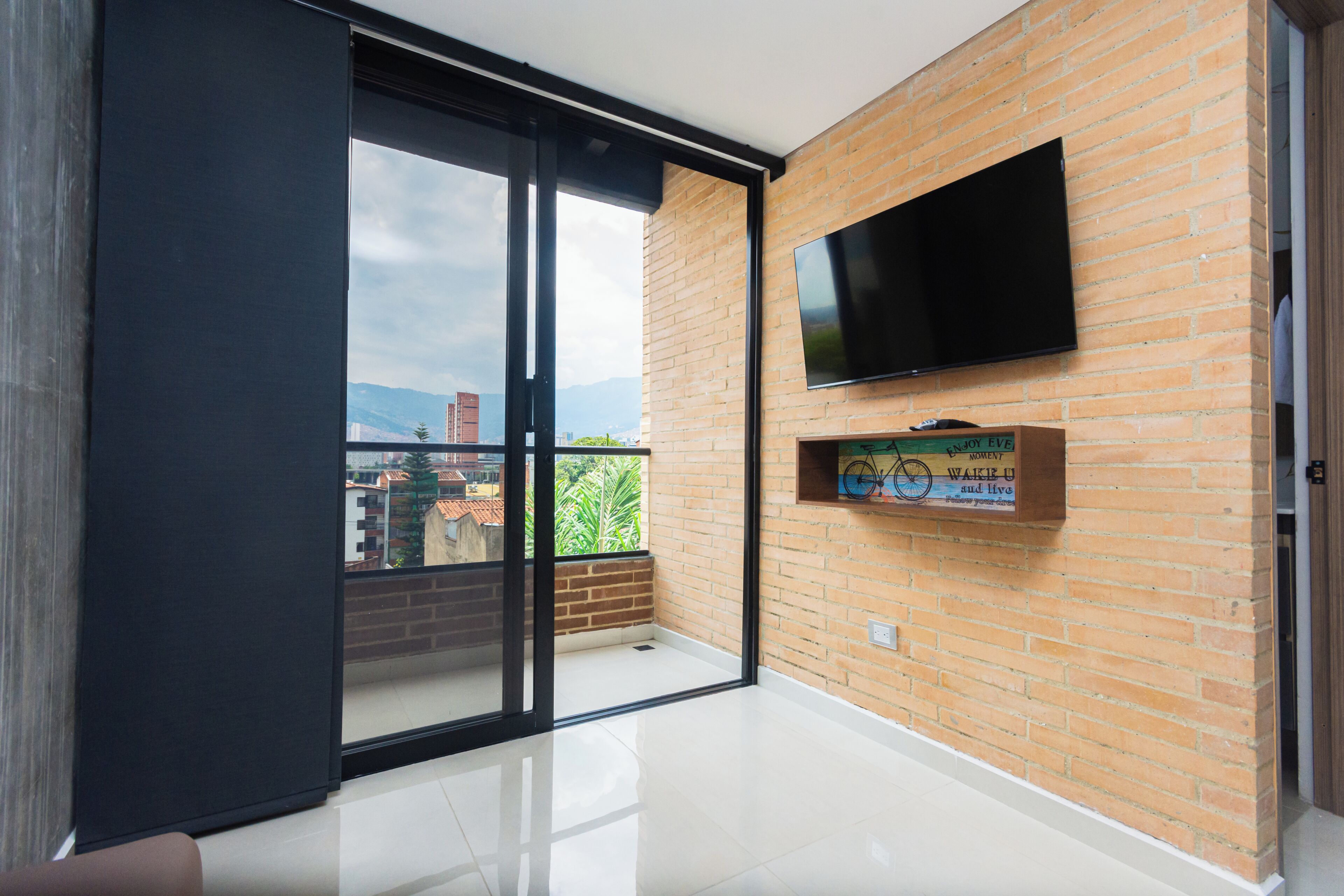 Loft Keluarga, balkon, pemandangan kota | Area keluarga | Televisi layar datar 40-cm dengan saluran TV digital
