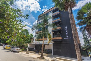 Front of property - Hotel Distrito 70 Living  (Medellín)