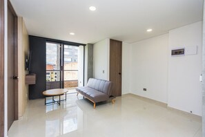 Loft familiar, balcón, vista a la ciudad | Área de sala de estar | Televisión de pantalla plana de 40 cm con canales digitales 