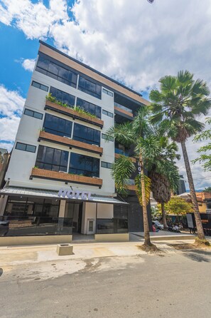 Front of property - Hotel Distrito 70 Living  (Medellín)