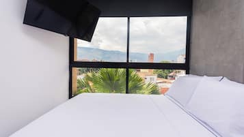 Loft familiar, balcón, vistas a la ciudad | Espacio para trabajar con un portátil, wifi gratis, ropa de cama