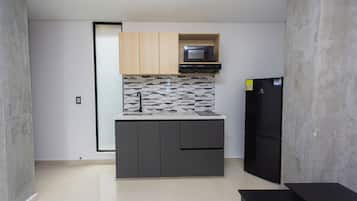 Loft Superior, balkon, pemandangan kota | Dapur pribadi | Lemari es, microwave, kompor, dan peralatan masak/sendok-piring