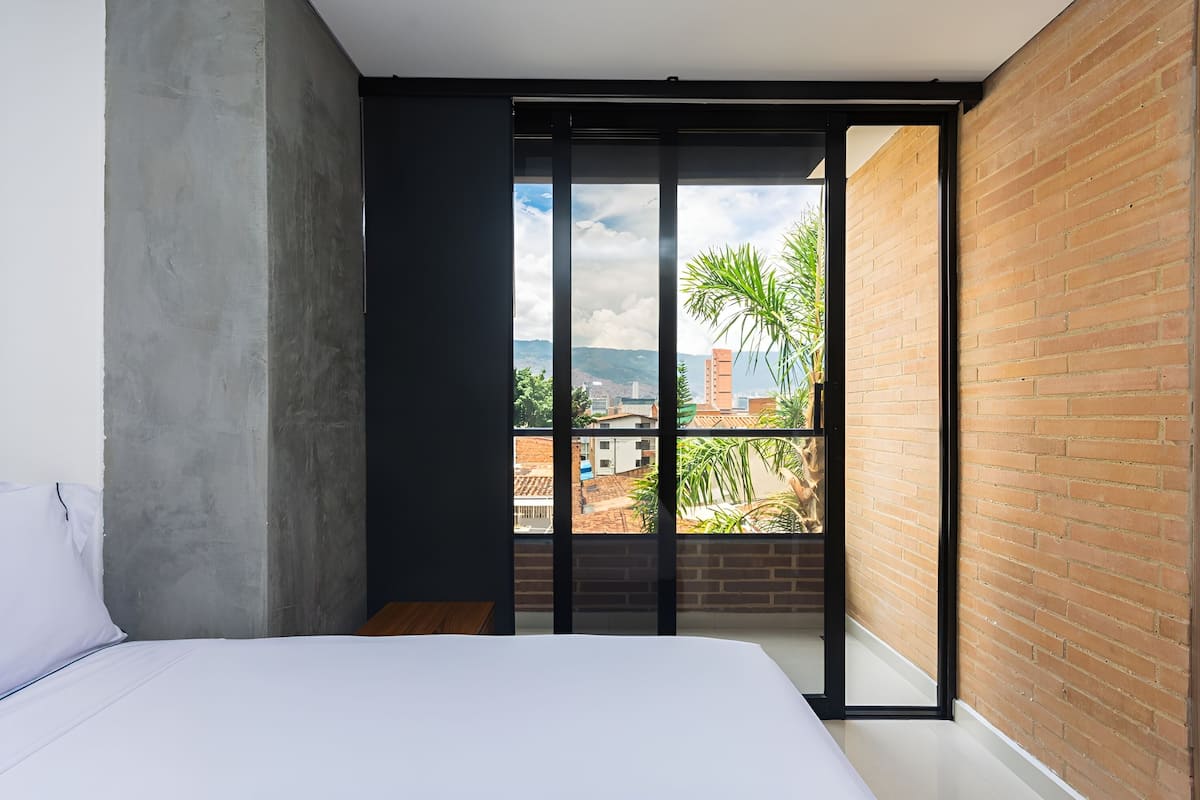 Espacio para trabajar con laptop, wifi gratis y ropa de cama