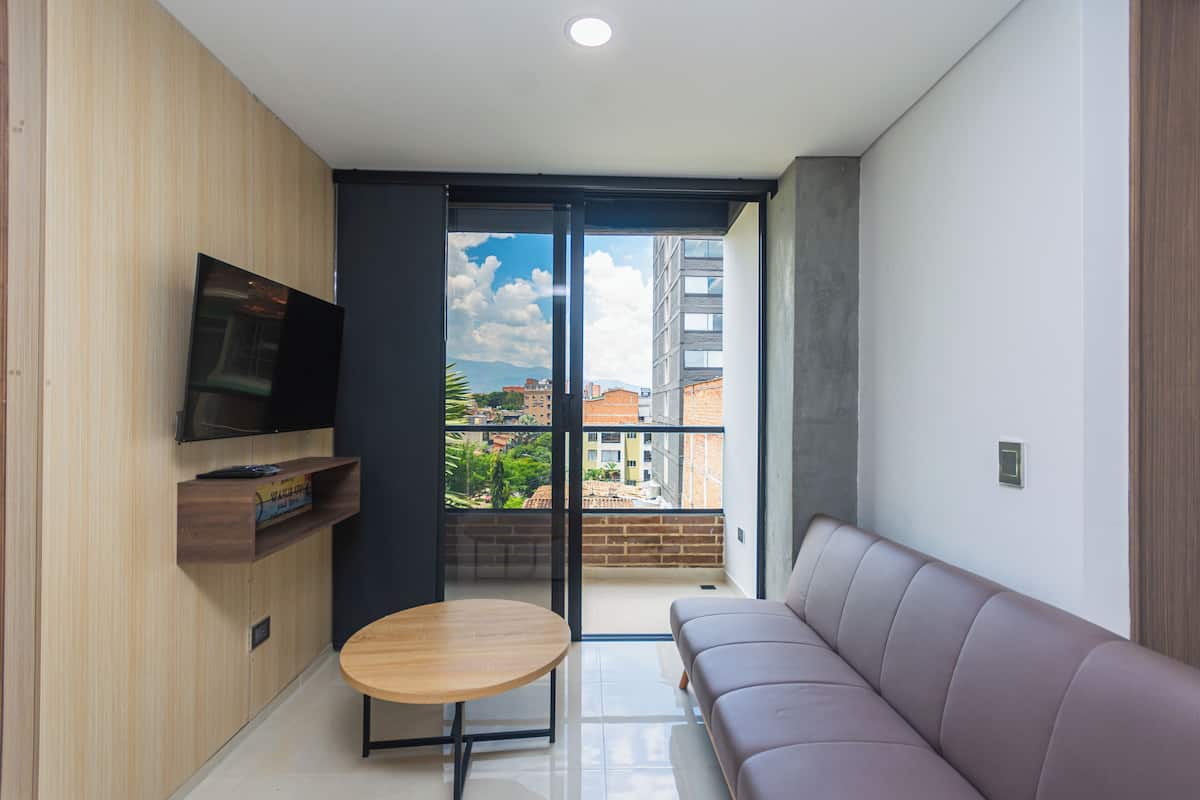 Loft familial, balcon, vue sur la ville | Aire de séjour | Téléviseur à écran plat de 40 cm avec télévision numérique