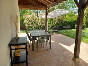 Outdoor dining - Charming Townhouse Apartment – South-Facing & Steps from the Loire à Vélo (Tours)