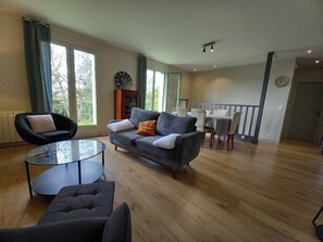 Living area - Charming Townhouse Apartment – South-Facing & Steps from the Loire à Vélo (Tours)