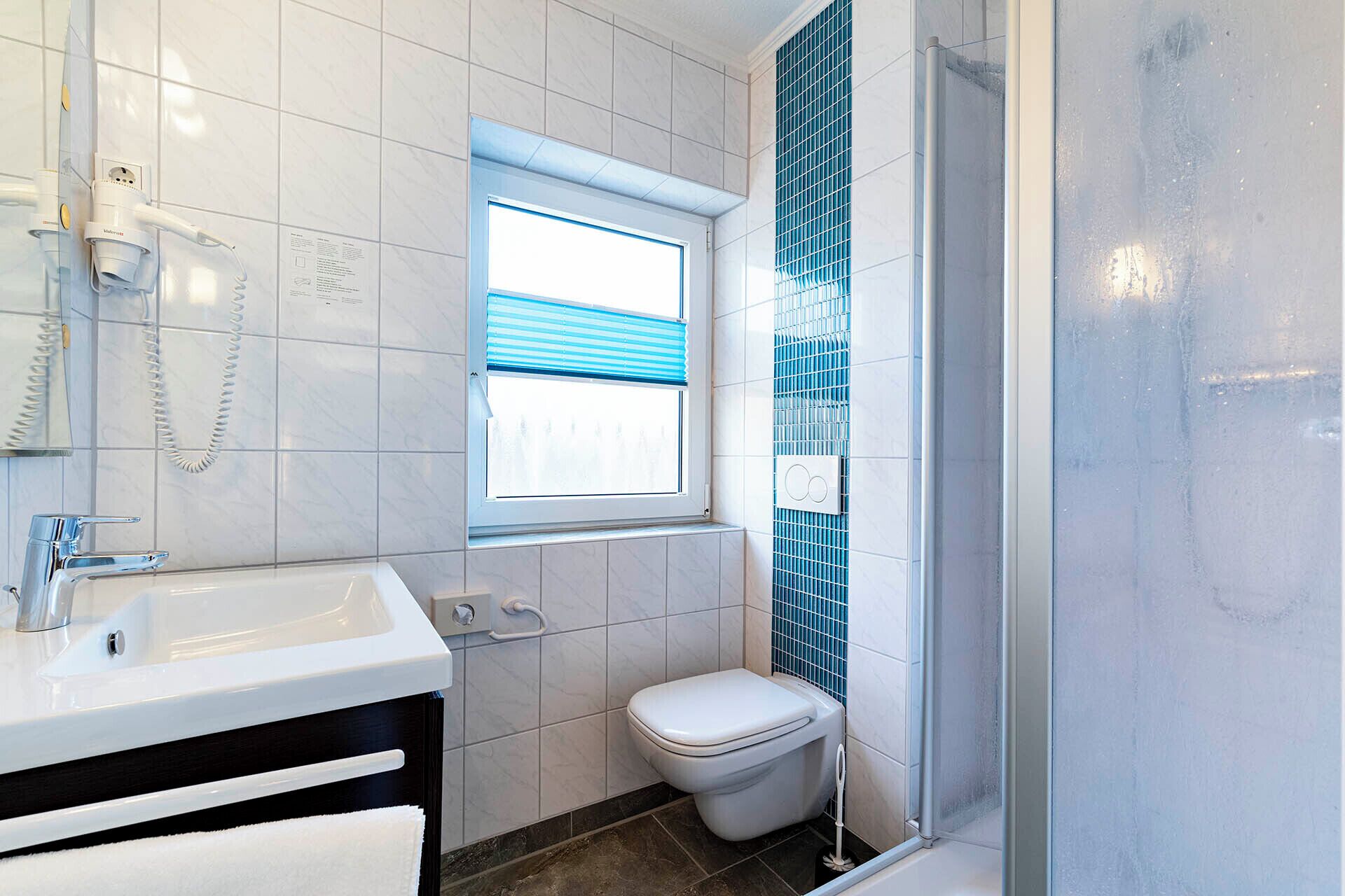 Douche, sèche-cheveux, serviettes fournies, savon