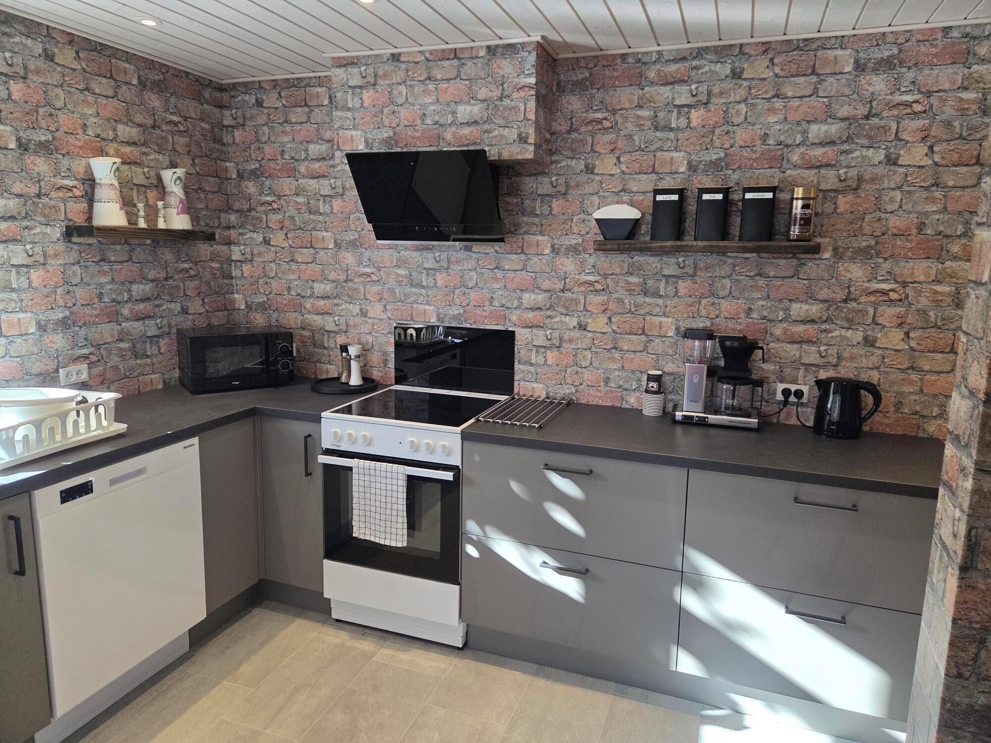 Full-size fridge, microwave, oven, stovetop