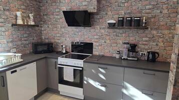 Full-size fridge, microwave, oven, stovetop