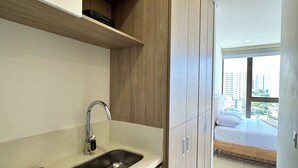 Una cocina moderna con pileta integrada, estufa de acero inoxidable y armarios de madera.