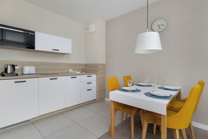 Kühlschrank, Mikrowelle, Herdplatte, Geschirrspüler