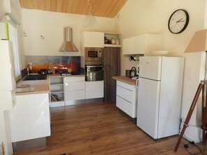 Private kitchen - Wooden Country Holiday Home with Private Terrace, Wi-Fi, and Air Conditioning (Corme-Royal)