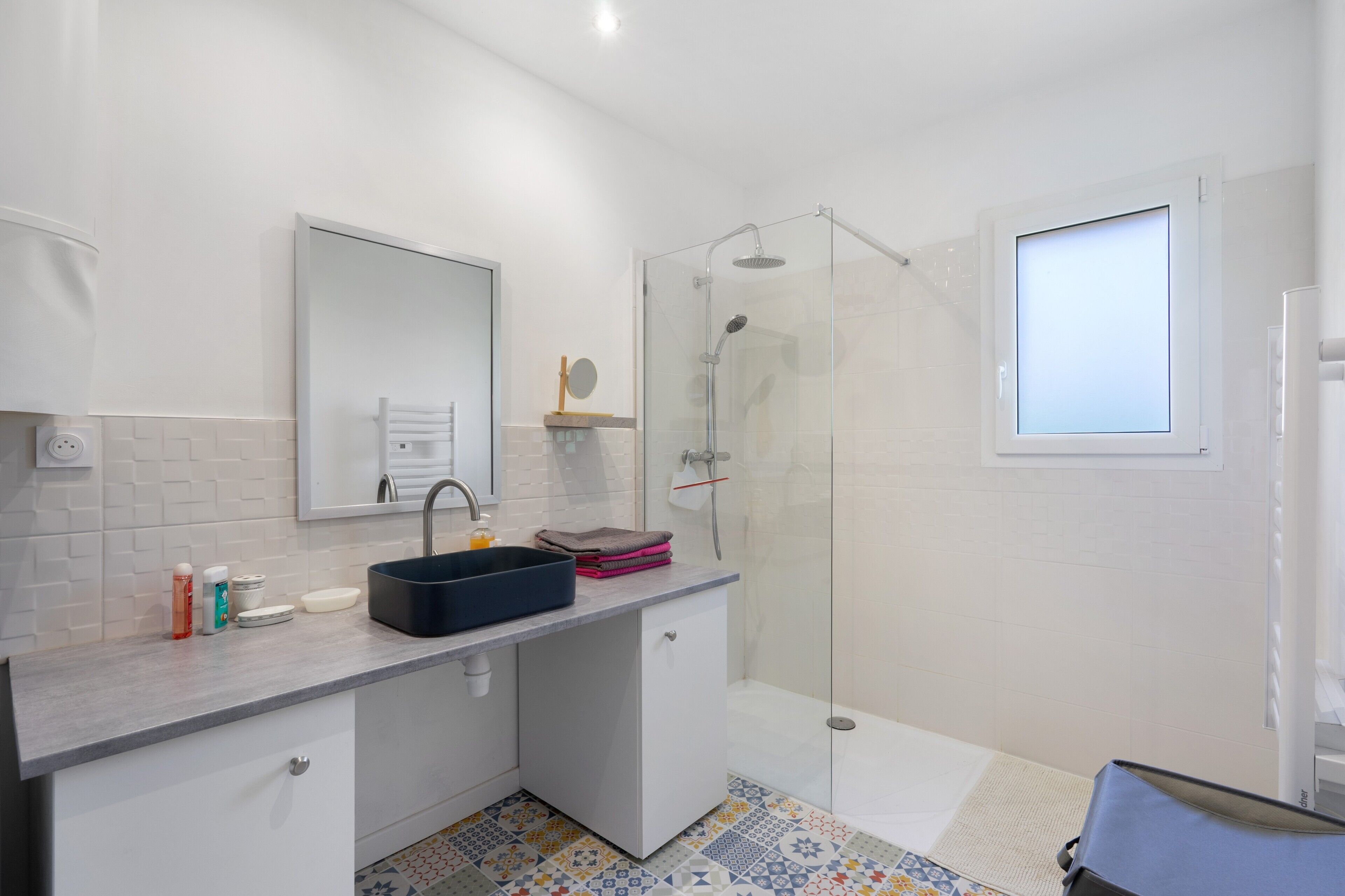 Shower, hair dryer, towels