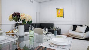 A dining table set with plates, glasses, and a vase of flowers. - Italianway Comfort - Dell'Orso 9 B (Milan)