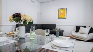 A dining table set with plates, glasses, and a vase of flowers. - Italianway Comfort - Dell'Orso 9 B (Milan)