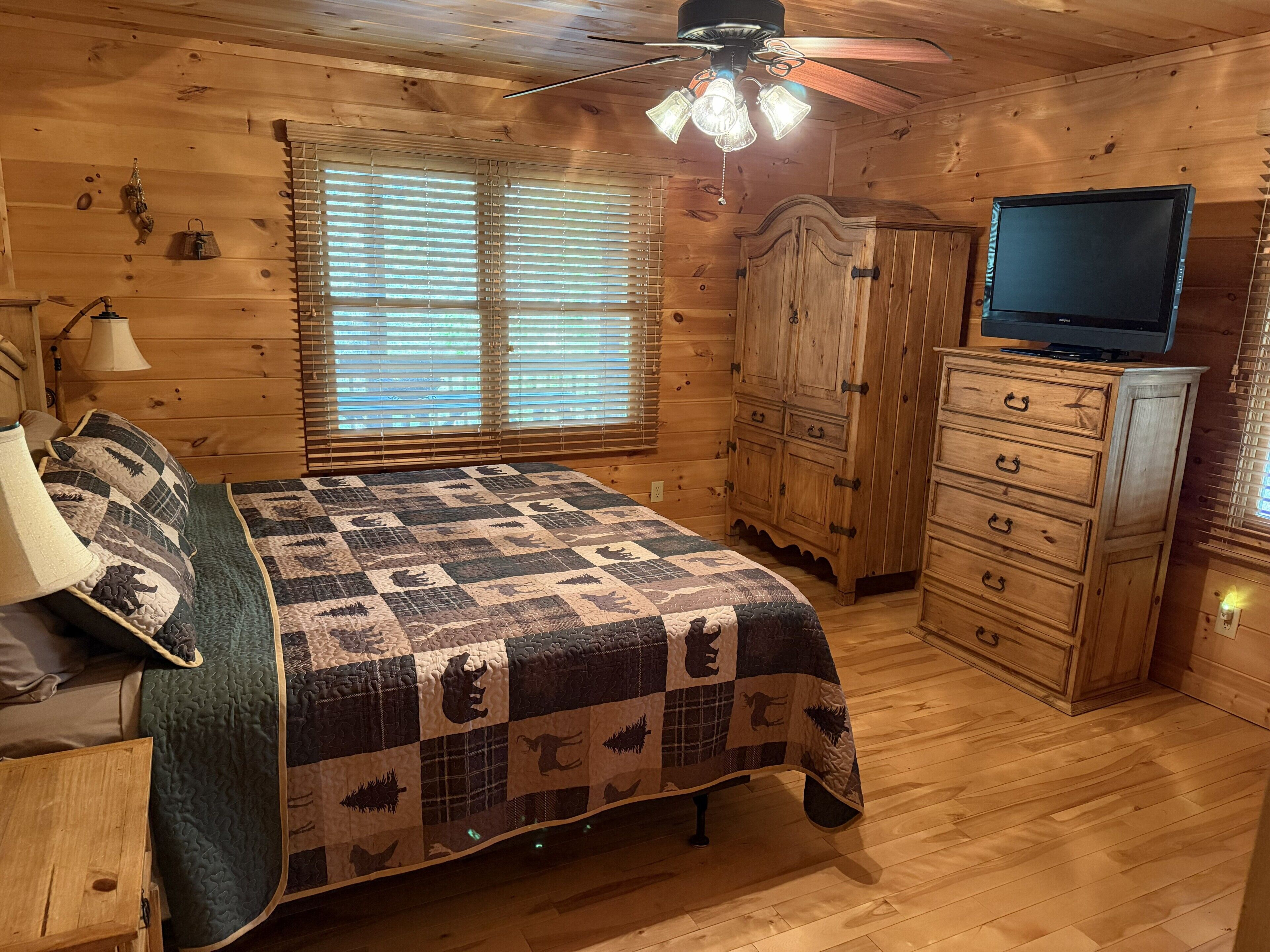 3 habitaciones, tabla de planchar con plancha, wifi y ropa de cama 