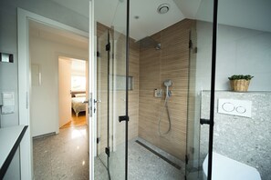 Hair dryer, towels, soap, toilet paper - Meier Design Apartment - Exclusive vacation apartment in Friedrichsruhe (Zweiflingen)