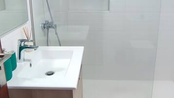 Douche, serviettes fournies