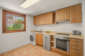 Wasserkocher mit Kaffee-/Teezubehör, Mikrowelle, Geschirrspüler, Toaster