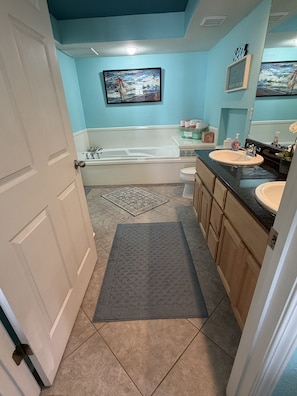 Towels, soap, toilet paper - Clair’s Coastal Pear • Steps to Beach • Cozy Biloxi Retreat (Biloxi)