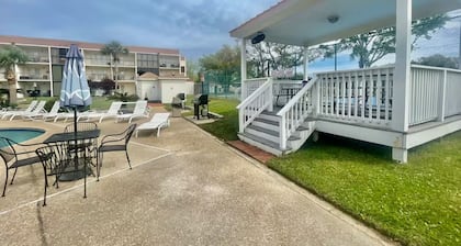 Clair’s Coastal Pear • Steps to Beach • Cozy Biloxi Retreat