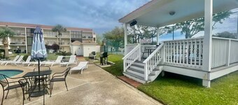 Clairâs Coastal Pear âą Steps to Beach âą Cozy Biloxi Retreat