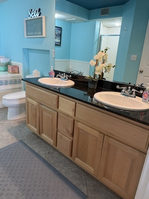 Towels, soap, toilet paper - Clair’s Coastal Pear • Steps to Beach • Cozy Biloxi Retreat (Biloxi)