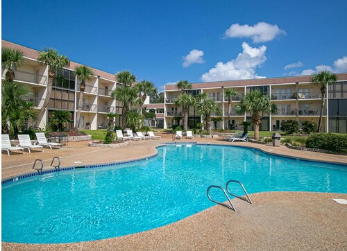 Clair’s Coastal Pear •  Steps to Beach • Cozy Biloxi Retreat