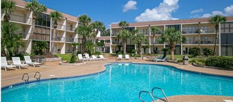 Clair’s Coastal Pear •  Steps to Beach • Cozy Biloxi Retreat