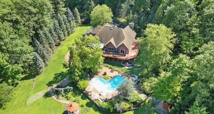 Woodland Estate: 10BR, Pool, Hot Tub & Game Room – 1hr from NYC