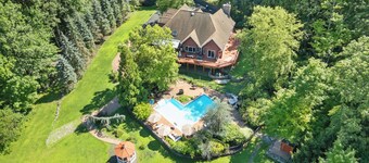 Woodland Estate: 10BR, Pool, Hot Tub & Game Room – 1hr from NYC