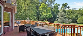 Woodland Estate: 10BR, Pool, Hot Tub & Game Room – 1hr from NYC