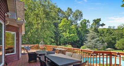 Woodland Estate: 10BR, Pool, Hot Tub & Game Room – 1hr from NYC