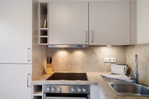 Private kitchen - Holiday Apartment with Private Terrace, Garden, Wi-Fi & Sauna in Kägsdorf – 48 m², Garden View (Bastorf)