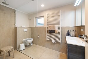 Douche, sèche-cheveux, serviettes fournies