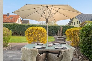 Outdoor dining - Holiday Apartment with Private Terrace, Garden, Wi-Fi & Sauna in Kägsdorf – 48 m², Garden View (Bastorf)