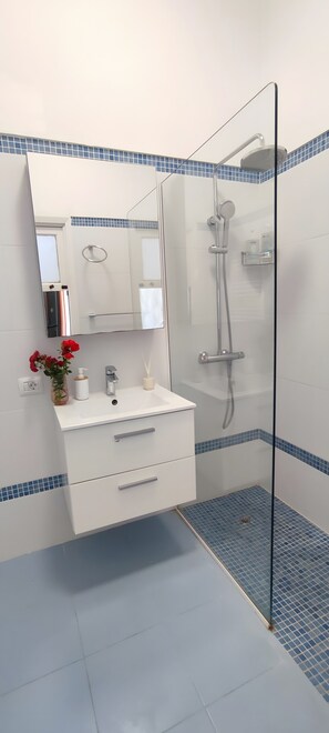 Shower, towels - Vacation Home 'Private Pool and Ocean Views' with Sea View, Shared Pool and Wi-Fi (Chayofa)