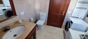 Shower, towels - Vacation Home 'Private Pool and Ocean Views' with Sea View, Shared Pool and Wi-Fi (Chayofa)