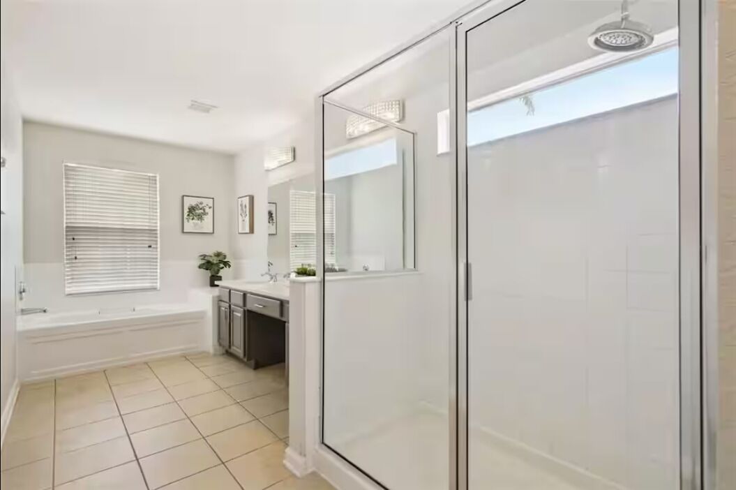 Dusche, Whirlpool, Haartrockner, Handtücher