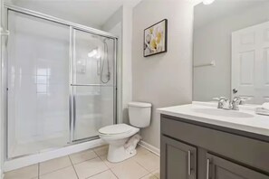 Dusche, Whirlpool, Haartrockner, Handtücher
