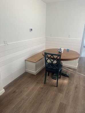 Dining - The Dock Hideaway! 3 minutes to Burnside Marina & General Burnside Island (Burnside)